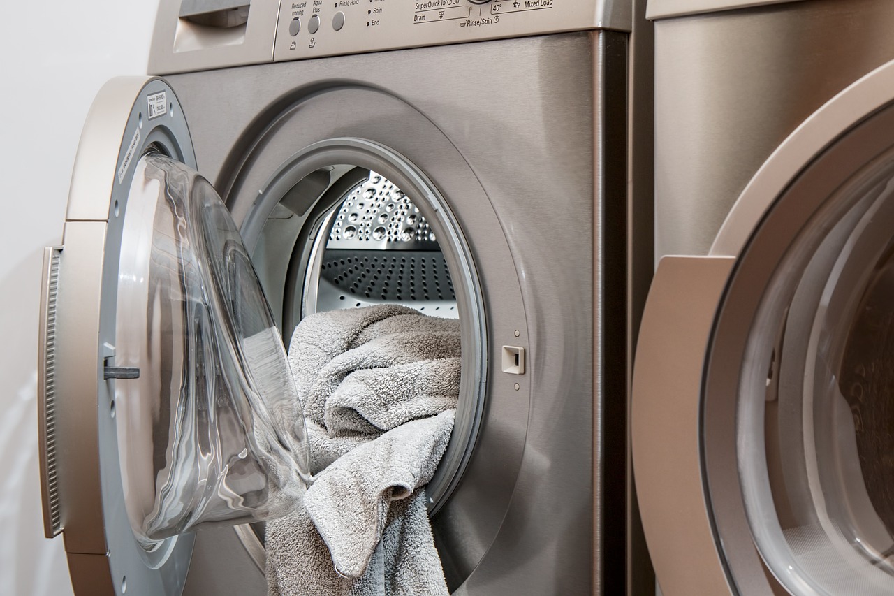 Washing machine with laundry